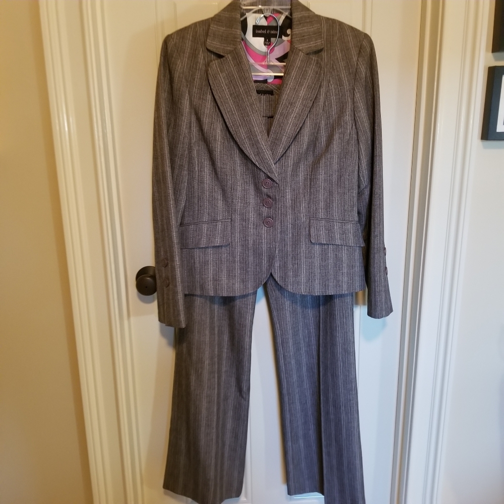 Modern and chic Isabel & Nina 2pc pant suit.  Size 6.  Excellent condition.